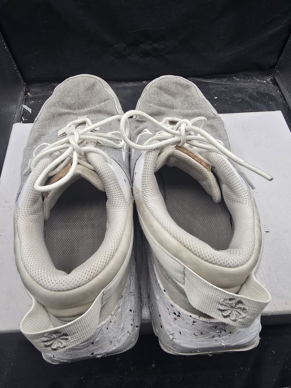 Nike‎ Men’s Gray and White Athletic Sneakers - Picture 4 of 8